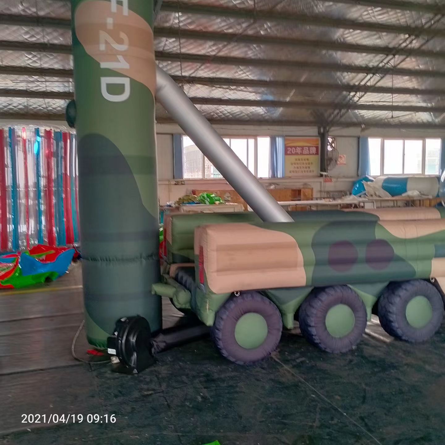 武安军事演习中的充气目标车辆：模拟发射车雷达车坦克飞机